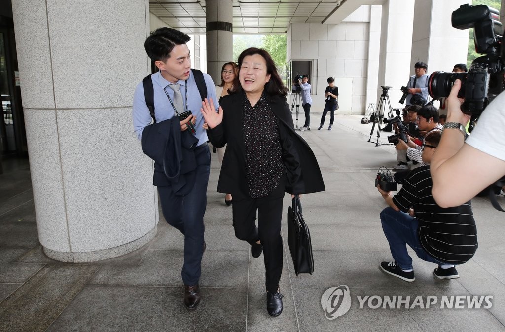 안희정 징역형에 기뻐하며 법정 나서는 김지은씨 측 변호사