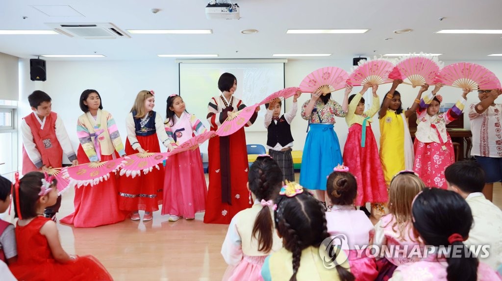 한국 전통문화 체험하는 현대외국인학교 어린이들