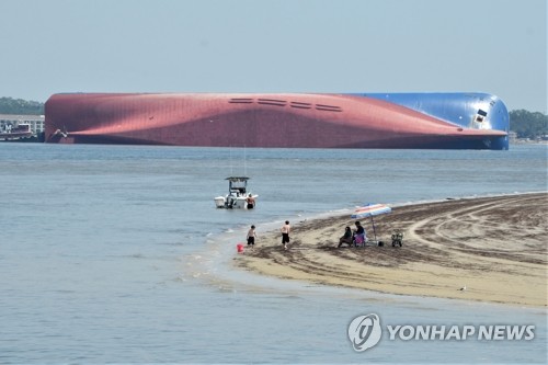美 해상서 전도돼 옆으로 기운 현대글로비스 골든레이號