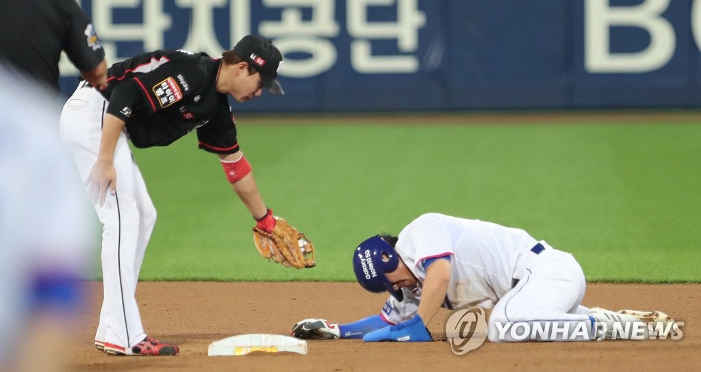 In this file photo from Sept. 10, 2019, Lee Sung-gyu of the Samsung Lions (R) stays on the ground after getting caught stealing second base against the KT Wiz in the bottom of the fifth inning of a Korea Baseball Organization regular season game at Daegu Samsung Lions Park in Daegu, 300 kilometers southeast of Seoul. (Yonhap)