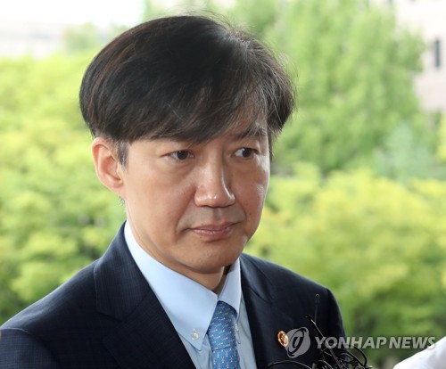 질문 듣는 조국 법무부 장관