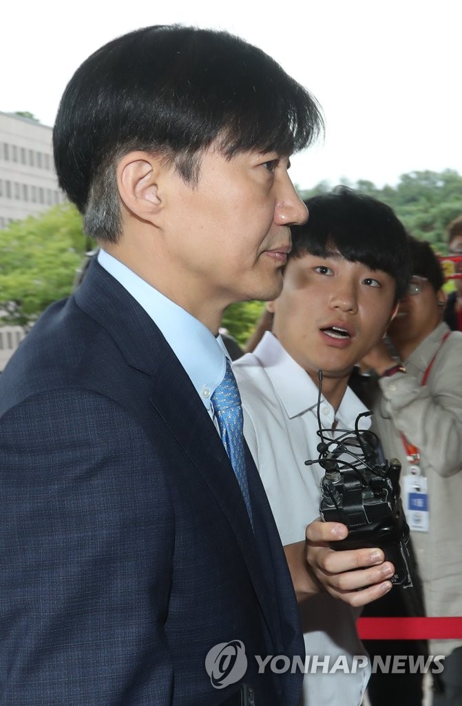 출근하는 조국 법무부 장관