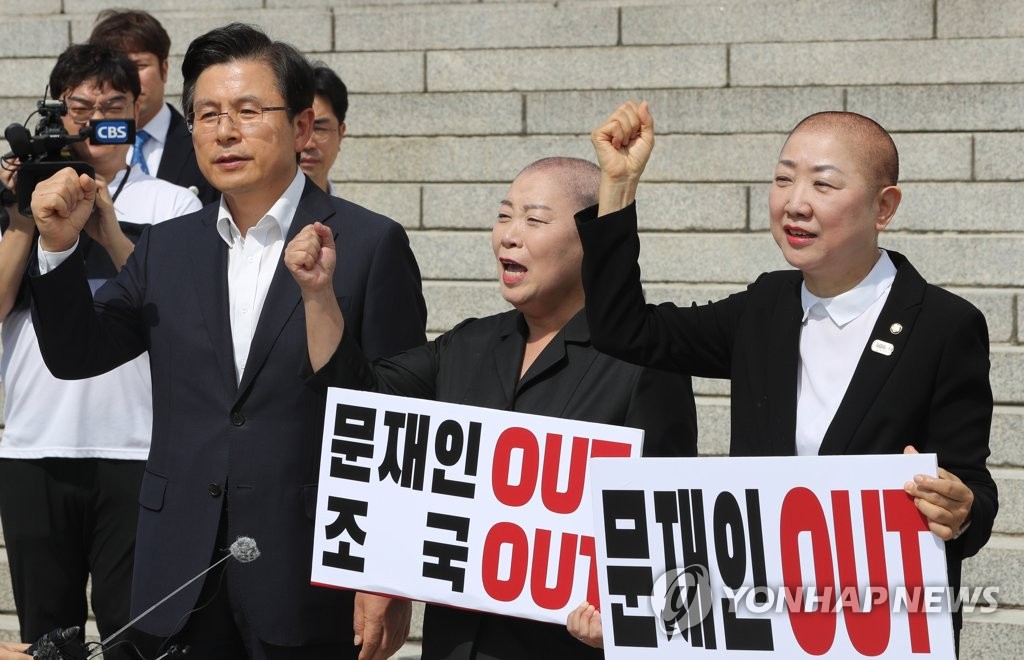 삭발한 박인숙 의원과 함께 구호 외치는 황교안 대표