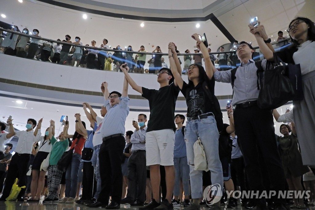 IFC몰에서 '홍콩에 영광을' 부르는 민주화 시위대