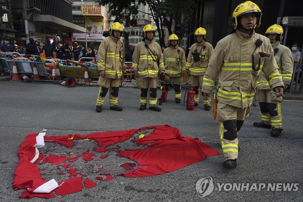 홍콩 시위대에 불태워진 오성홍기