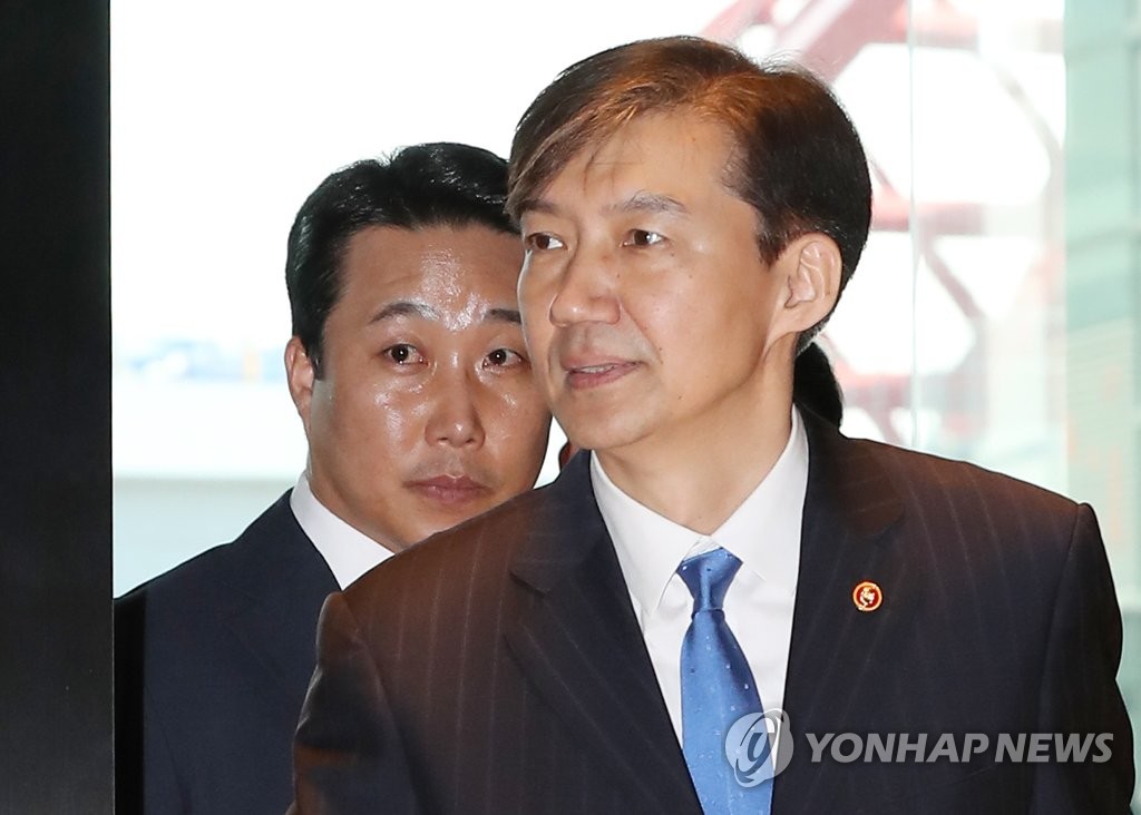 환담장 향하는 조국 장관