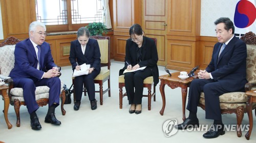 카자흐 외교 장관과 대화하는 이낙연 총리