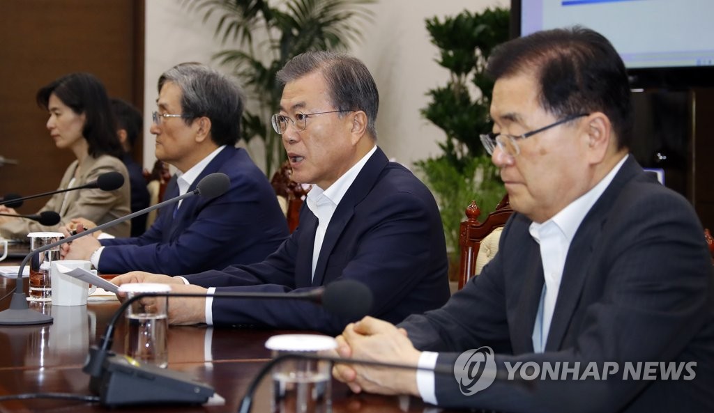 문 대통령, '수석·보좌관들과'