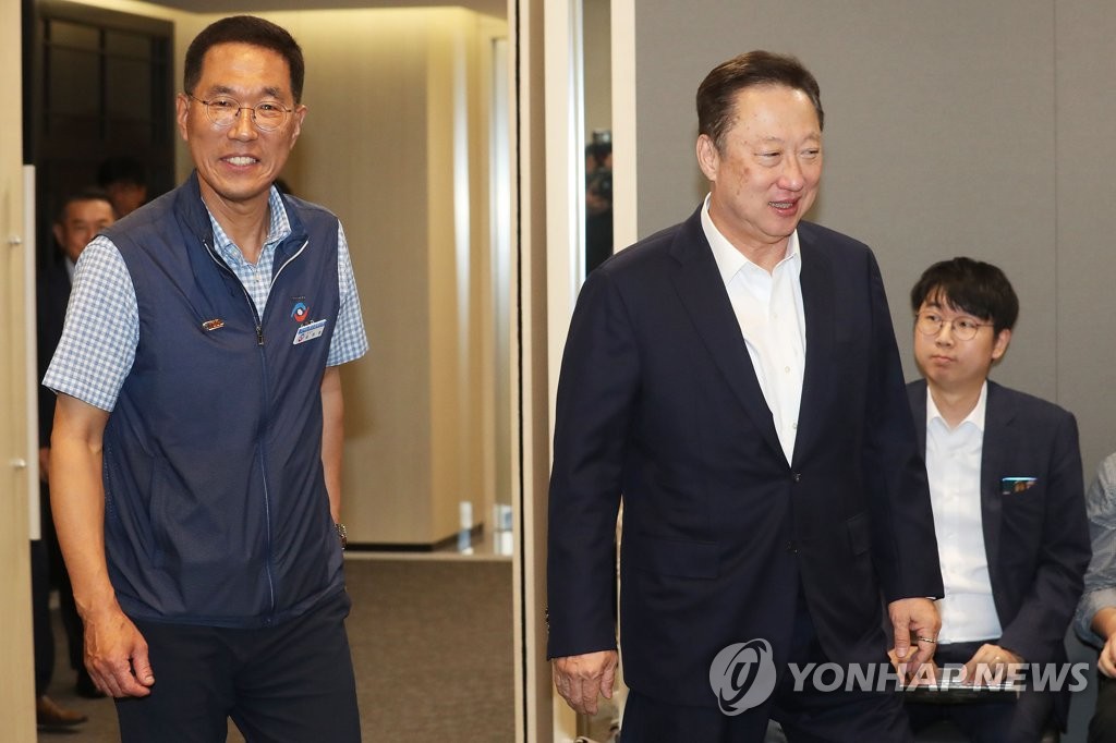 입장하는 박용만-김주영