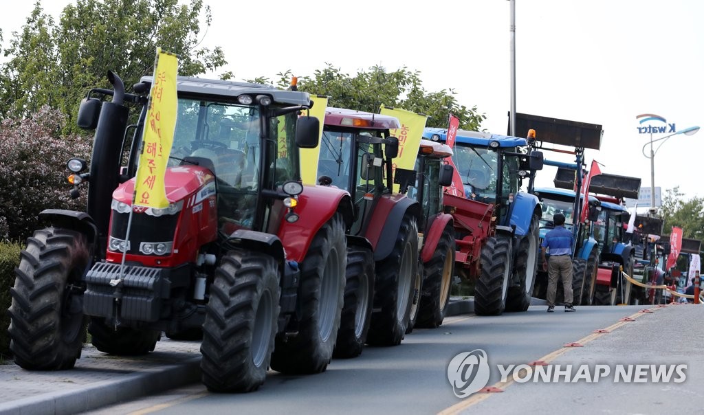 트랙터 끌고 낙동강 하굿둑 개방 반대