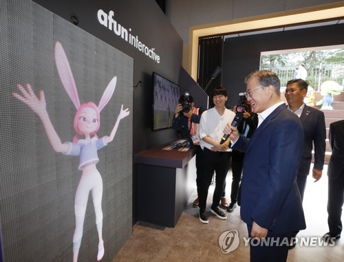 에이펀 전시 부스 관람하는 문 대통령