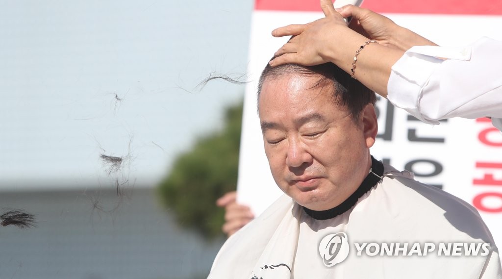 조국 장관 사퇴를 촉구하며 삭발하는 강효상 의원