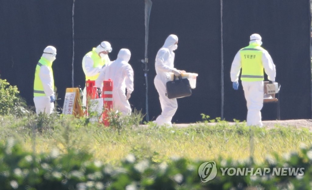 아프리카돼지열병 발생 현장으로 들어가는 역학조사팀
