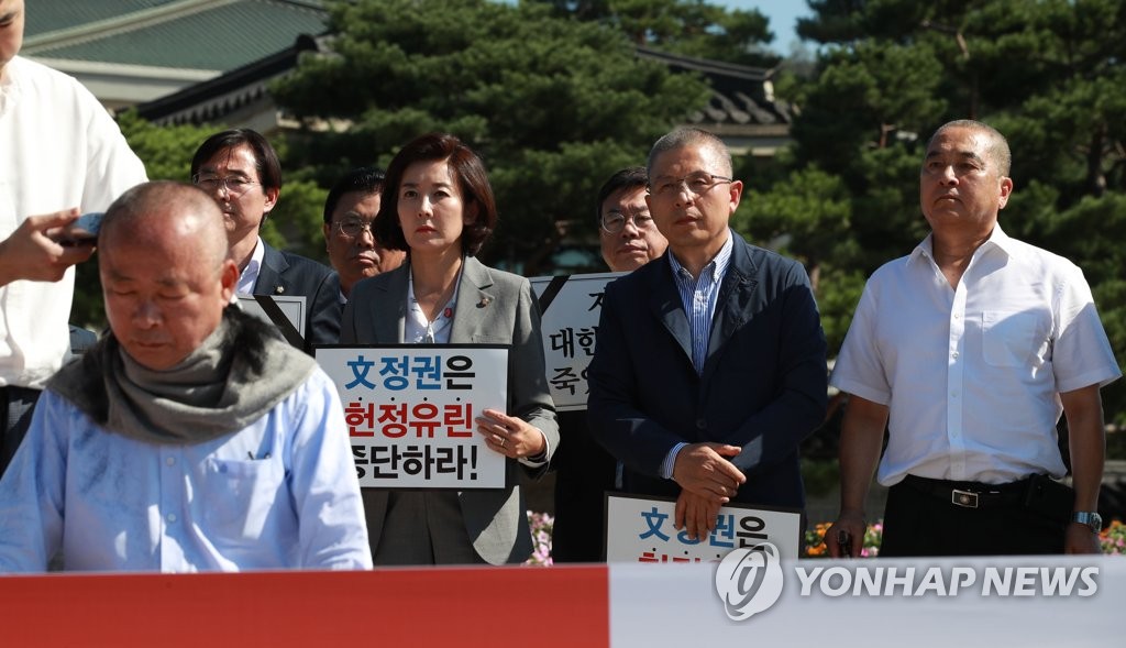 最大野党重鎮2人も丸刈りで抗議 最大野党重鎮2人も丸刈りで抗議