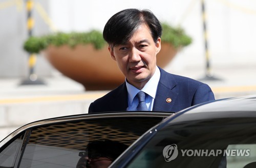 이동하는 조국 장관