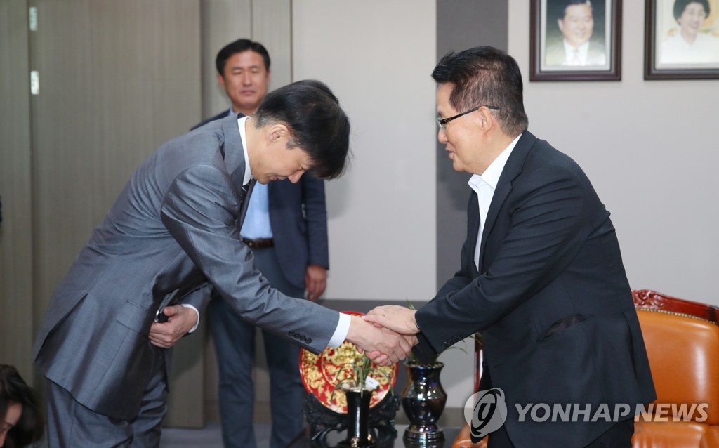 박지원 의원과 악수나누는 조국 장관