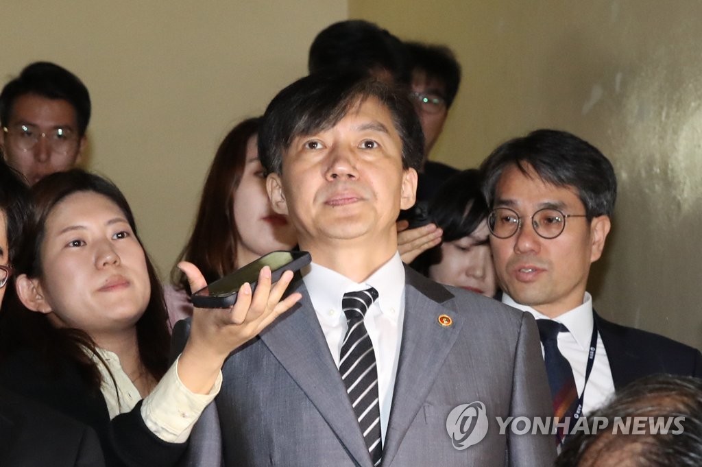 굳은 표정의 조국 장관