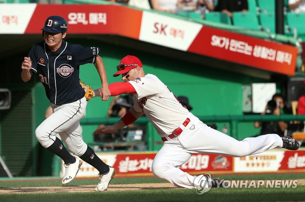 Jamie Romak of the SK Wyverns (R) tags out Jung Soo-bin of the Doosan Bears in the top of the fourth inning of a Korea Baseball Organization regular season game at SK Happy Dream Park in Incheon, 40 kilometers west of Seoul, on Sept. 19, 2019. (Yonhap)