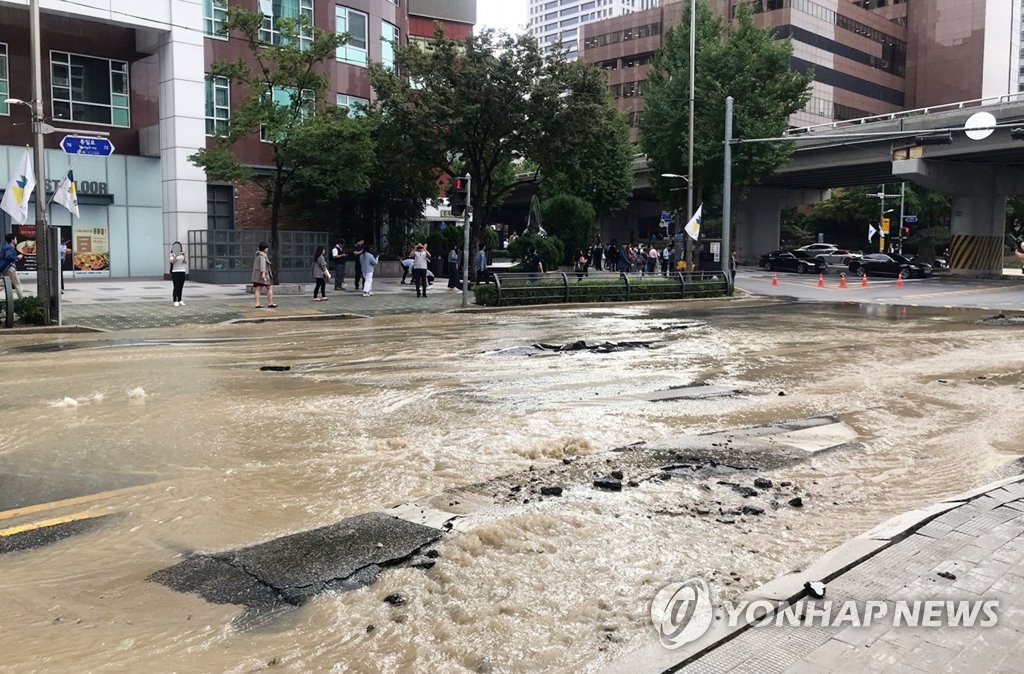 물에 잠긴 도로