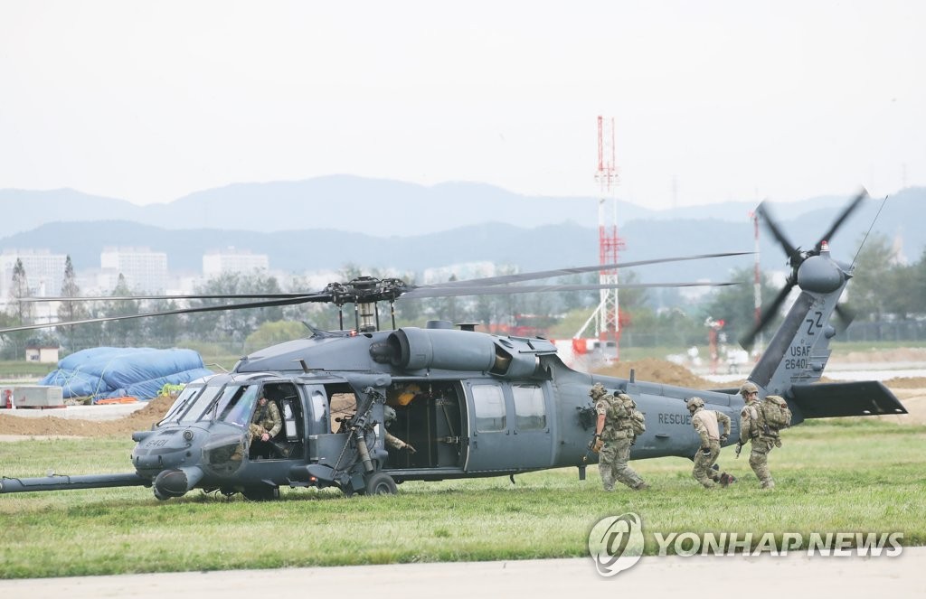 적진에 떨어진 조종사를 구하라