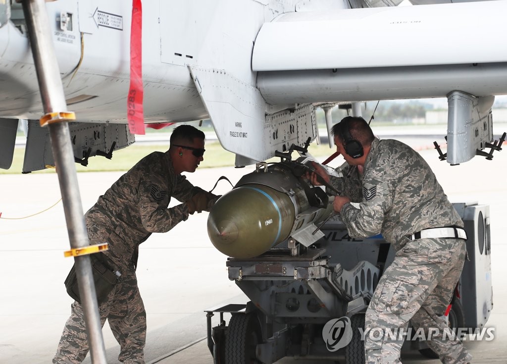 A-10 공격기 무기 장착 시범