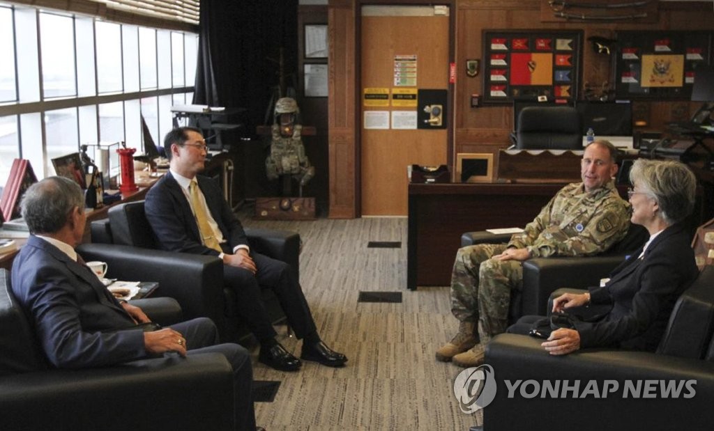 강경화 장관, 주한미군사령관과 환담