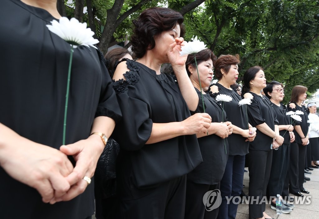 탈북민 모자 추모하는 시민들