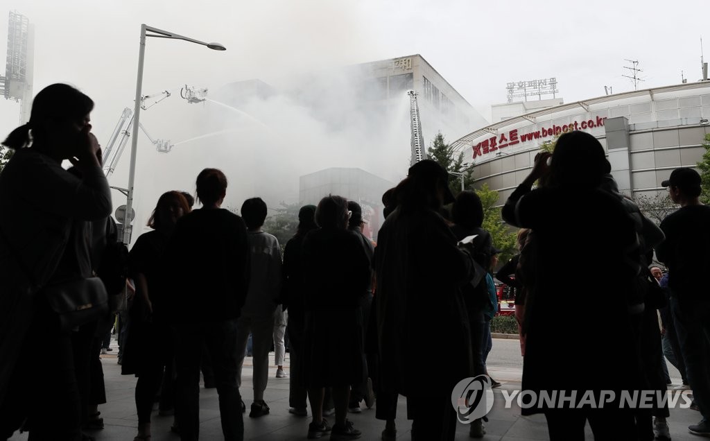 제일평화시장 화재로 뒤덮인 연기