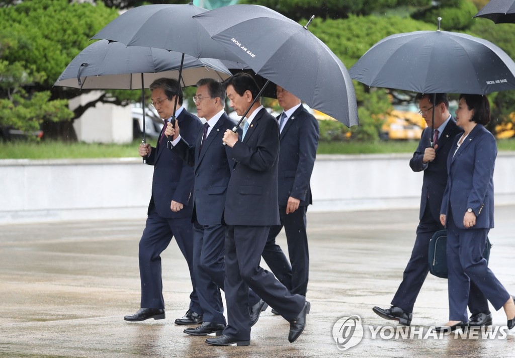 미국 향하는 문 대통령