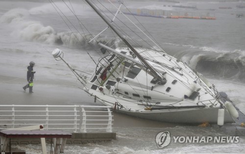 해수욕장에 나뒹구는 요트