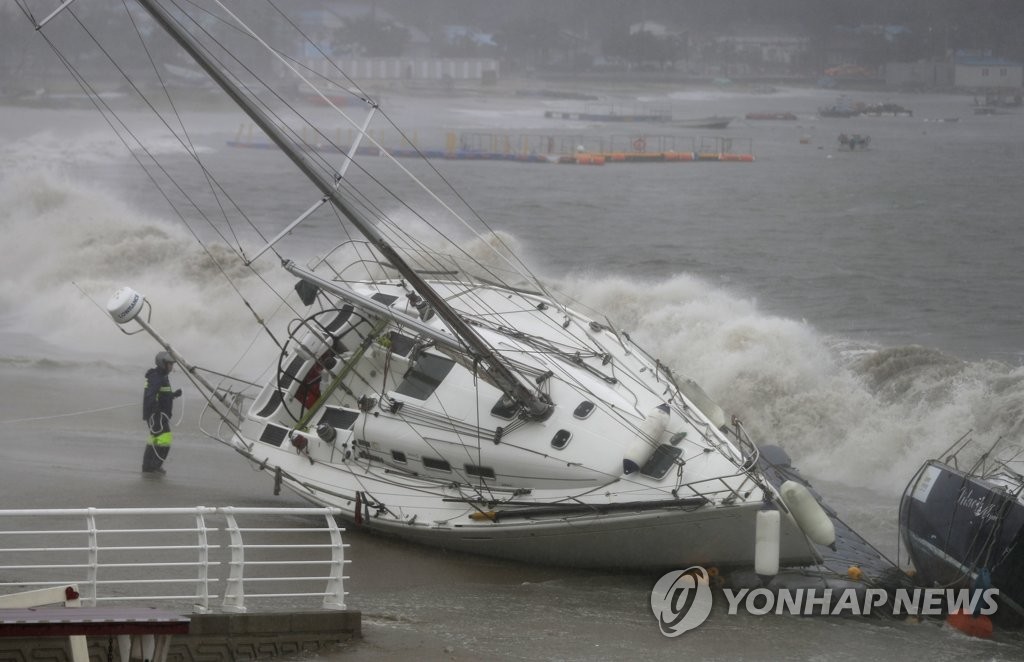 태풍 위력에 해변까지 떠밀린 요트