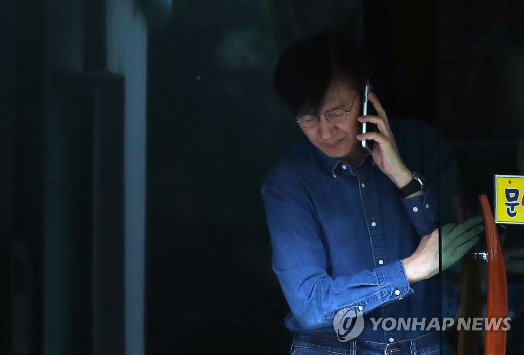 자택 나서는 조국 장관