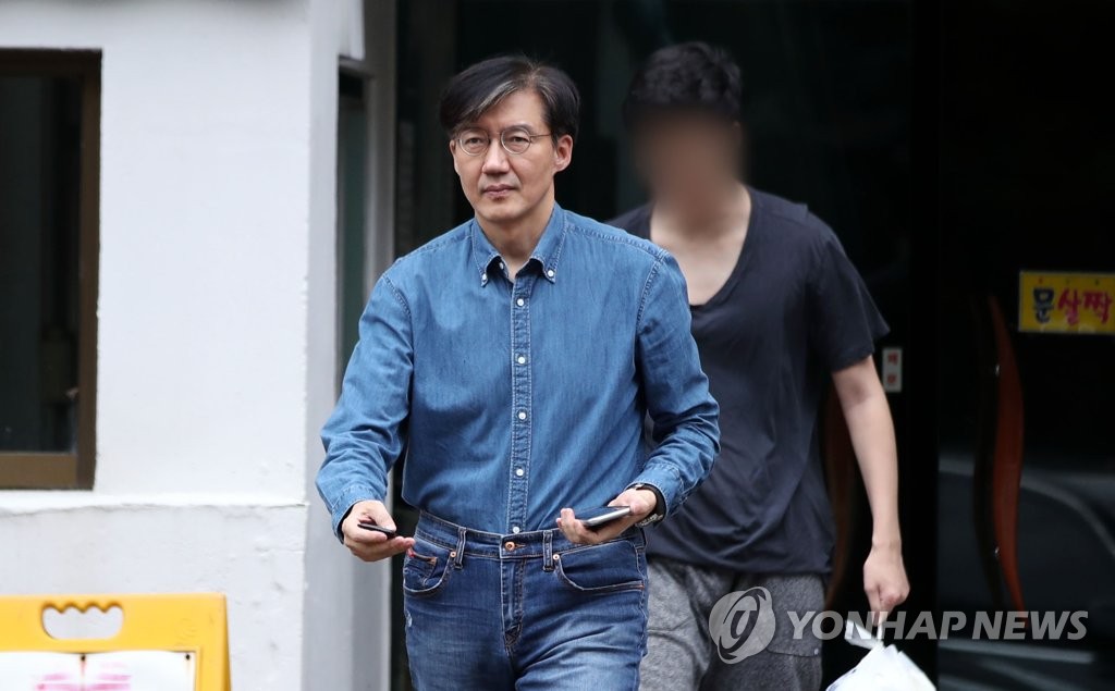 아들과 함께 자택 나서는 조국 장관