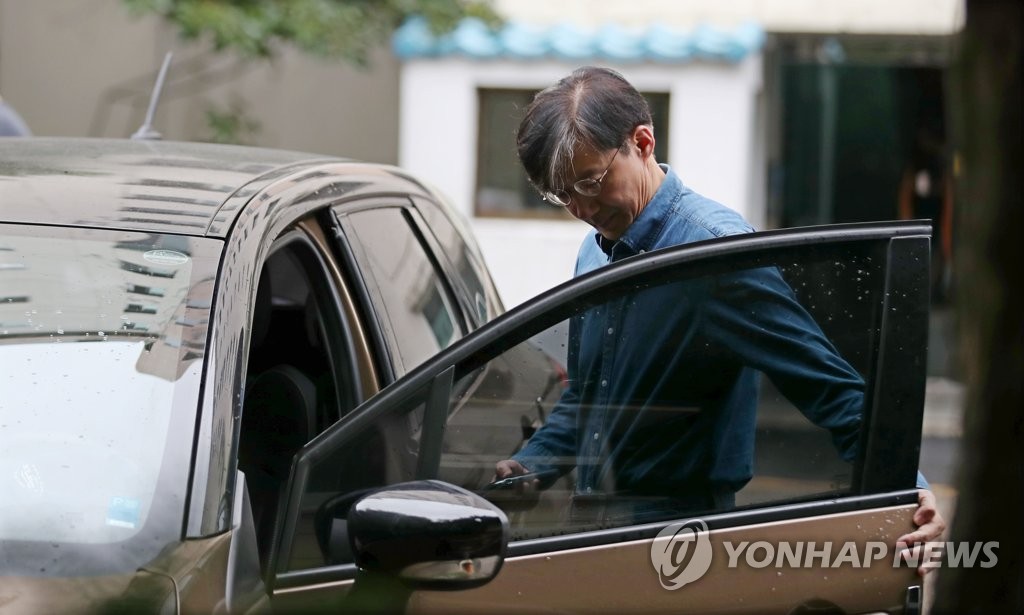 차량 탑승하는 조국 장관