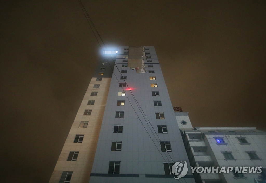 태풍에 고층 건물 마감재 떨어져