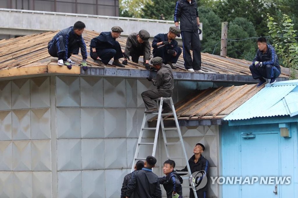 Repairing building at Panmunjom Repairing building at Panmunjom
