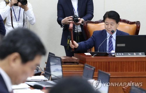 의사봉 두드리는 노웅래 위원장