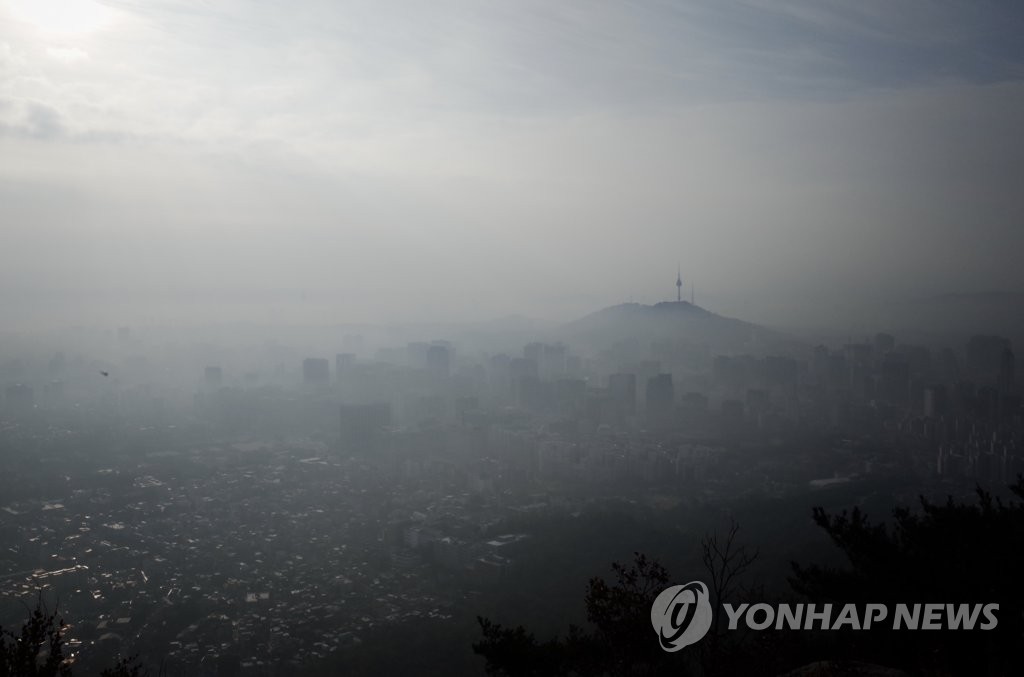 미세먼지가 짙은 날의 서울 하늘