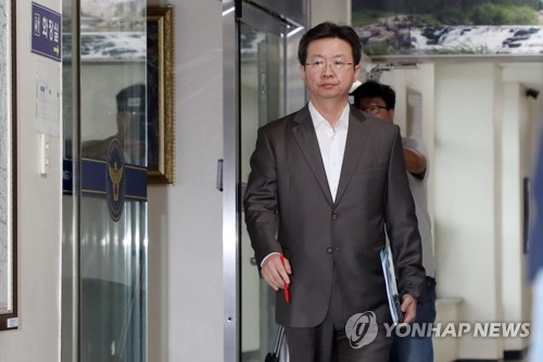 화성사건 브리핑장 향하는 반기수 수사본부장