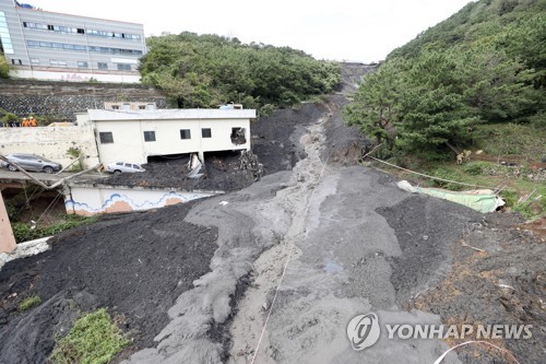 지난달 3일 부산 사하구 한 공장 뒤편 야산에서 산사태가 발생, 4명이 숨졌다.