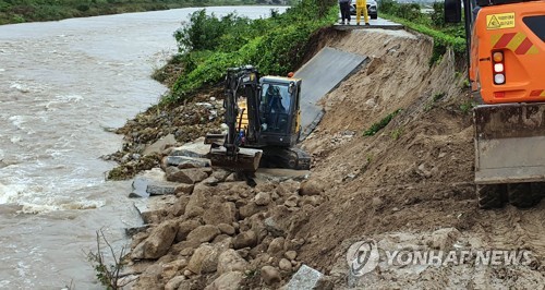 지난 3일 강릉 사천천 유실 제방 복구