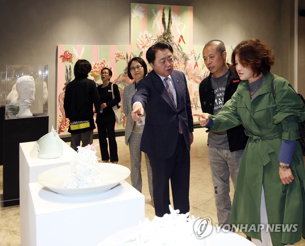청주공예비엔날레 둘러보는 한범덕 시장