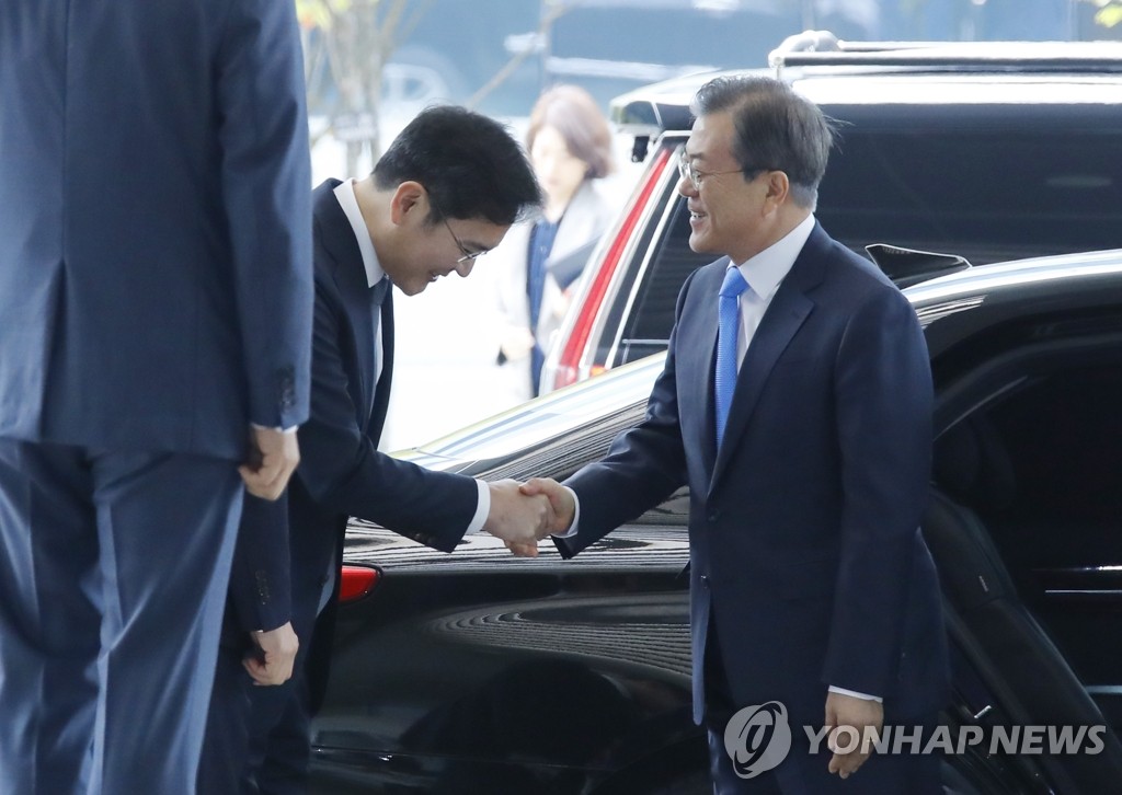 인사 나누는 문 대통령과 이재용 부회장