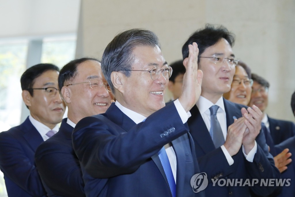 직원들 환영인사에 답례하는 문 대통령