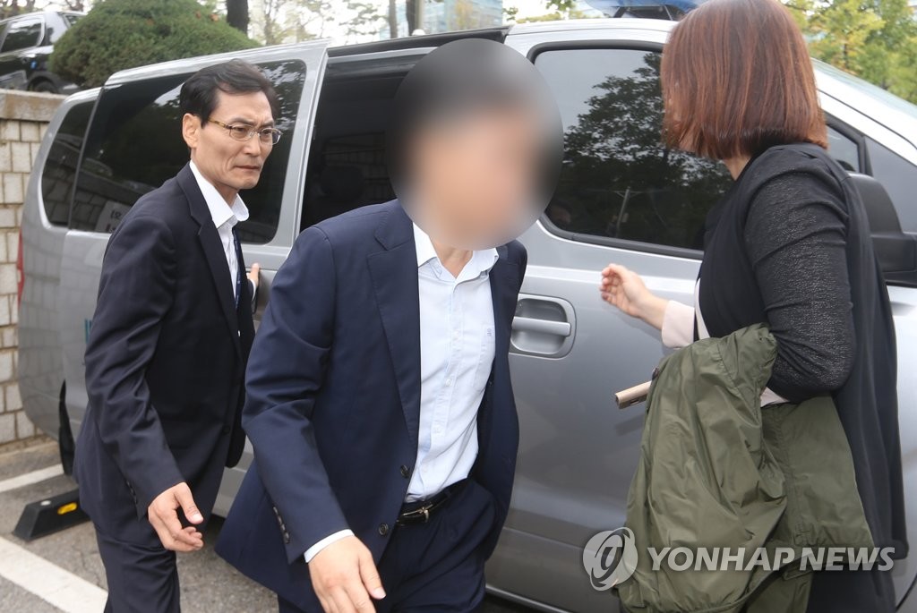 검찰 호송 차량에서 내리는 윤 총경
