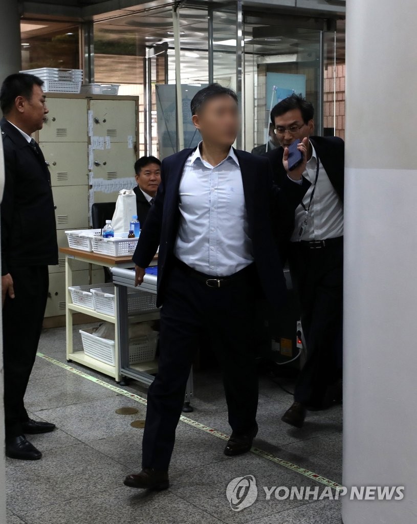 '버닝썬 유착 의혹' 윤 총경, 영장심사 출석