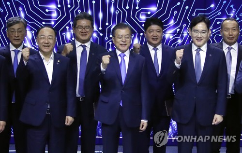 '디스플레이 강국 파이팅!' 외치는 문 대통령과 이재용 삼성 부회장