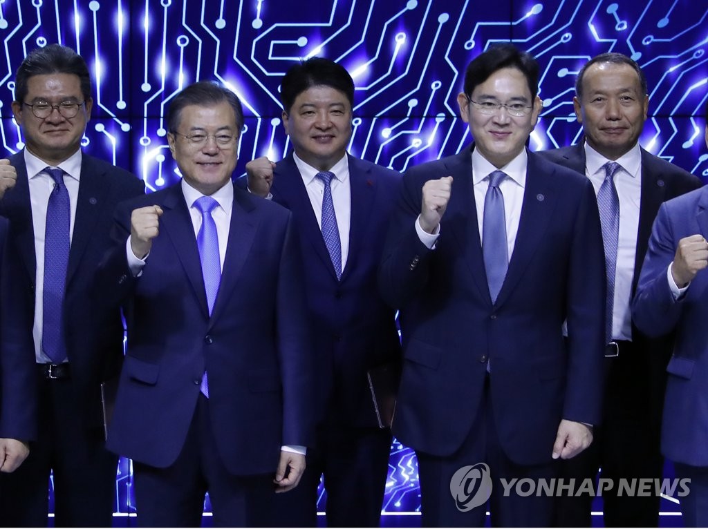 '디스플레이 강국 파이팅!' 외치는 문 대통령과 이재용 삼성 부회장