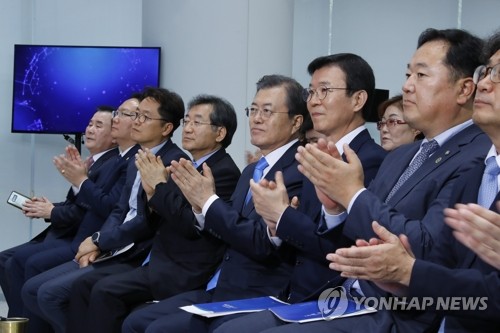문 대통령, 해양신산업 강국 다짐 퍼포먼스 관람