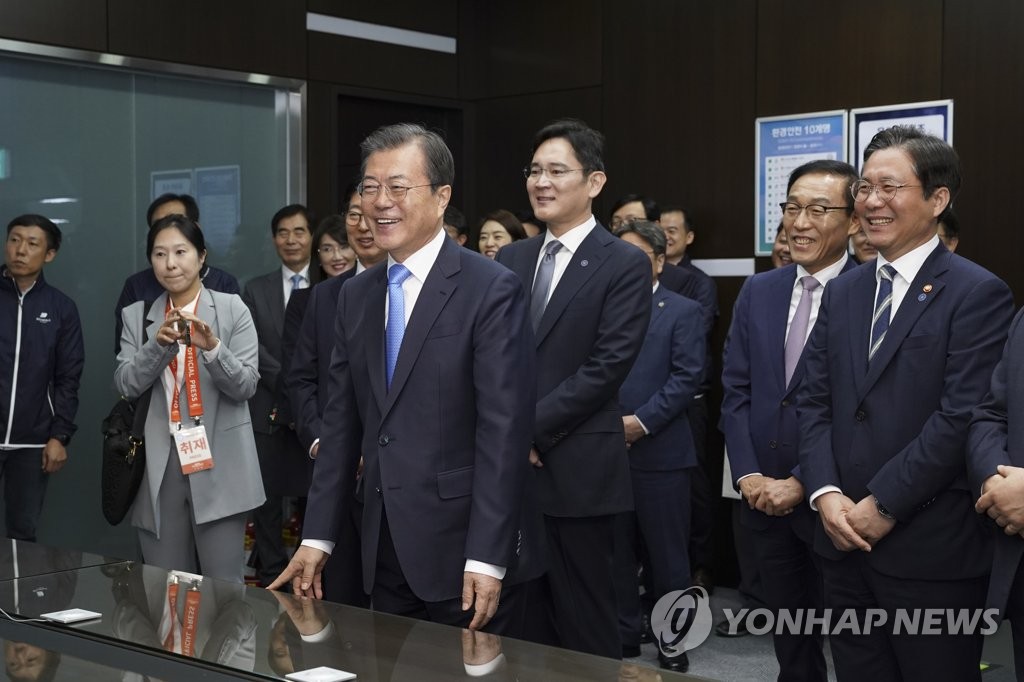 근무자들과 화상통화 하는 문 대통령